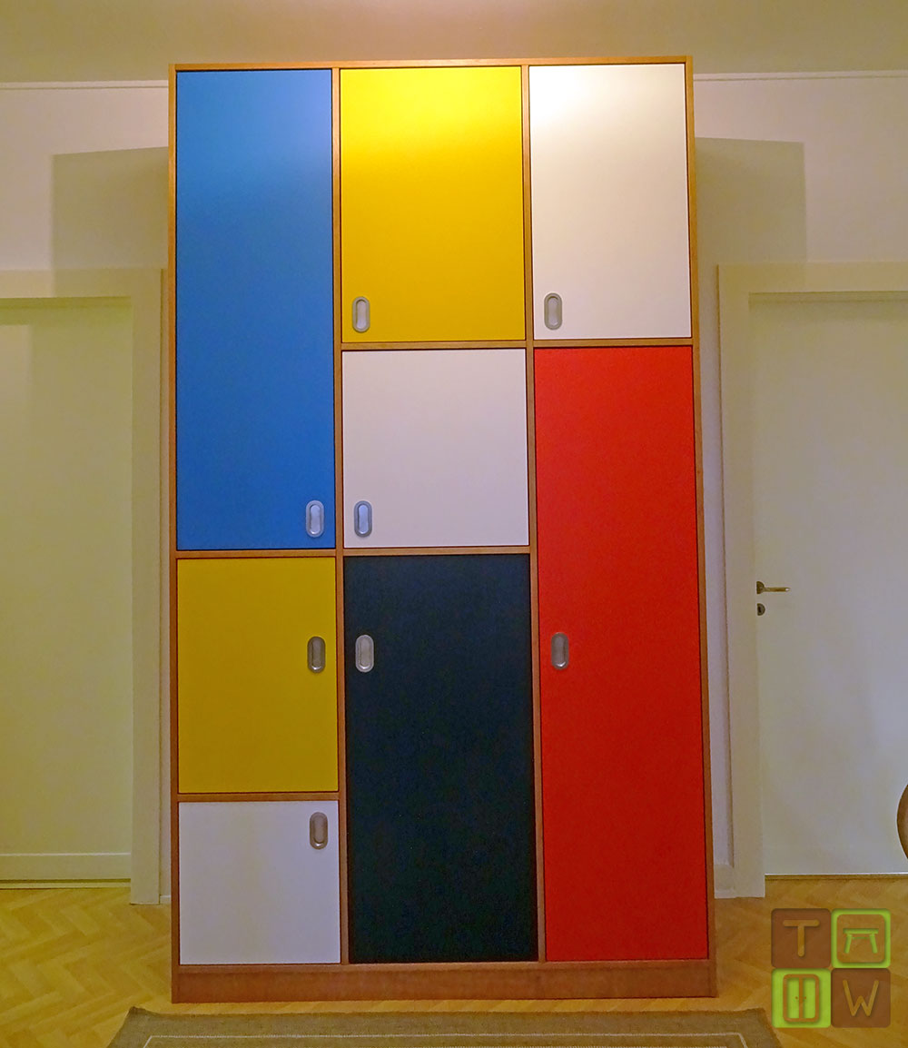 Schrank mit bunt lackierten Türen
