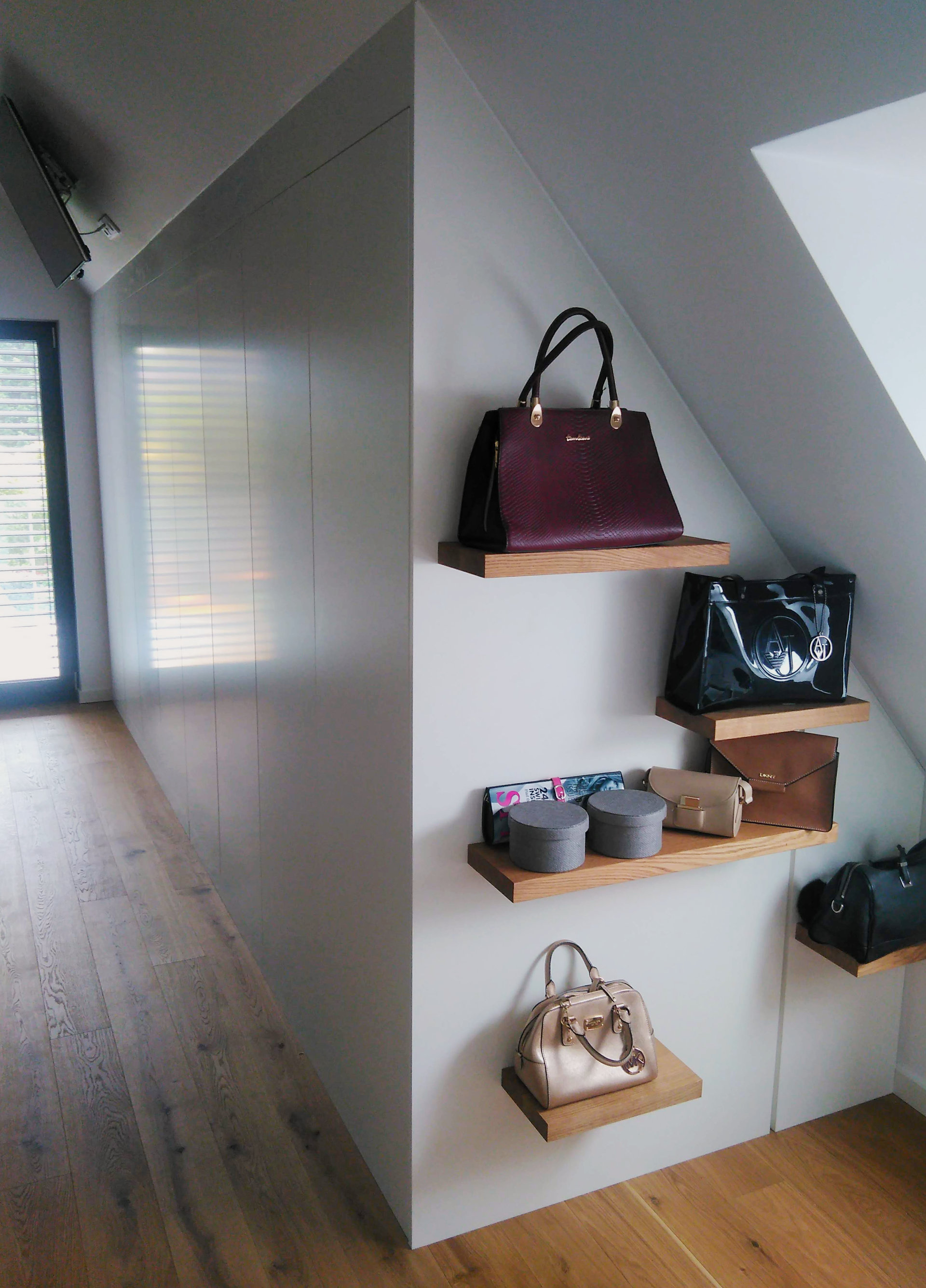 Dachschrägenschrank weiß mit unsichtbar montierten Echtholzregalböden an Kopfseite