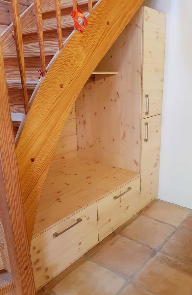 Treppenunterschrank