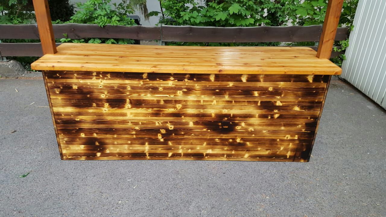 Holzunterstand mit abgeflammter Oberfläche
