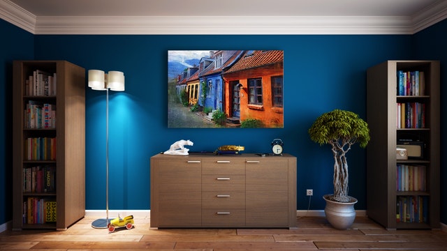 Wand Wohnzimmer mit Kommode und Bücherregalen